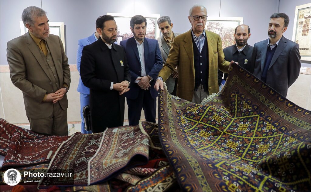 اهدای دستبافته‌هایی از شرق به موزه فرش آستان قدس